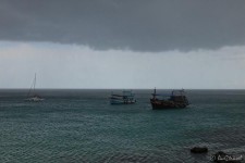 Regen im Anmarsch am Strand von Au Leuk (Tauchen auf Koh Tao)
