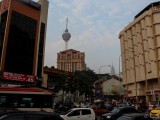 In Kuala Lumpur (im Hintergrund Der Kl Tower Und Die Petronas Towers)